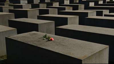 Polizisten sollen Liegest&uuml;tze am Berliner Holocaust-Mahnmal gemacht haben