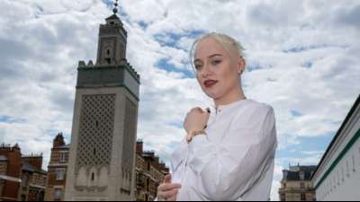 Franz&ouml;sische Sch&uuml;lerin Mila besucht nach Morddrohungen Moschee