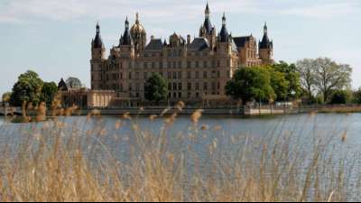 Opposition in Schwerin kritisiert Schwesig als "russische Werbe-Ikone" 