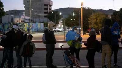 Erste Gruppe von Migranten &uuml;berquert nach Bidens Reformen Grenze von Mexiko zu USA