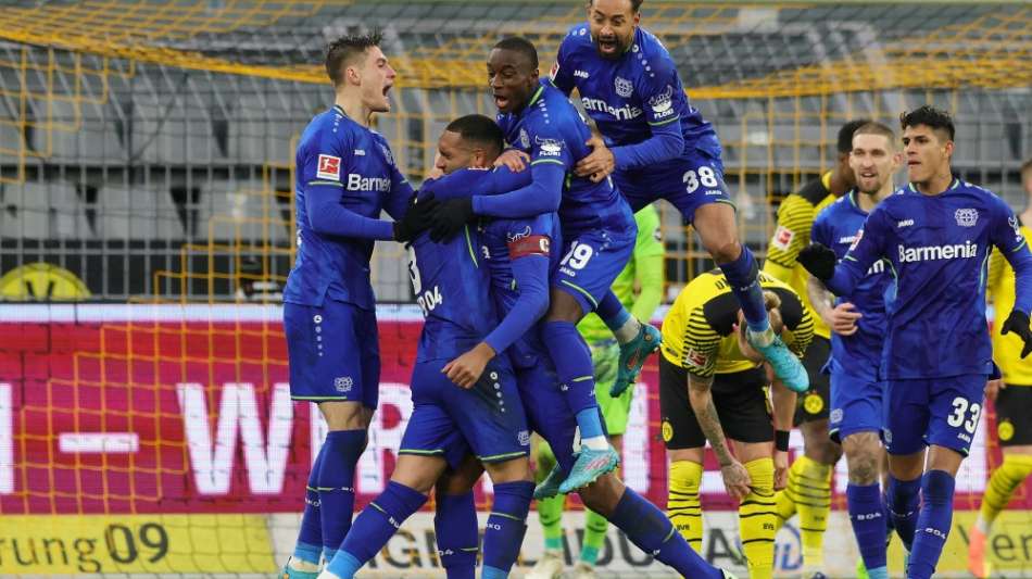 Slapstick und Dem&uuml;tigung: BVB serviert Bayern die Schale