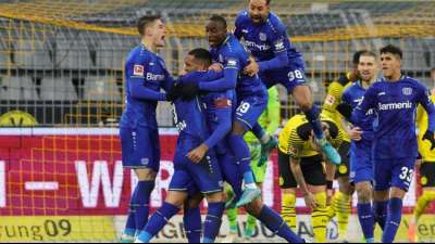 Slapstick und Dem&uuml;tigung: BVB serviert Bayern die Schale