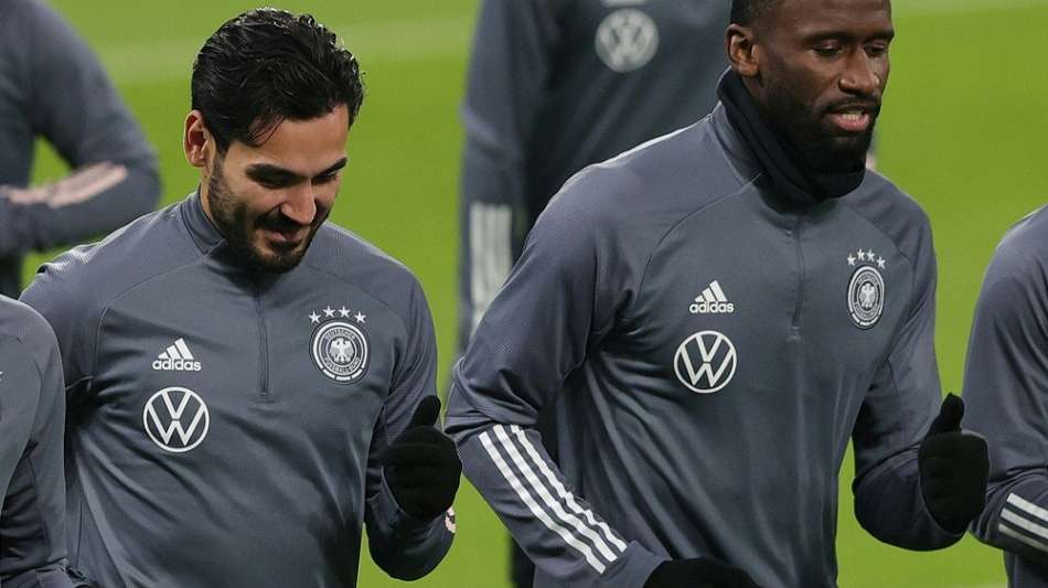 G&uuml;ndogan und R&uuml;diger bei Abschlusstraining dabei