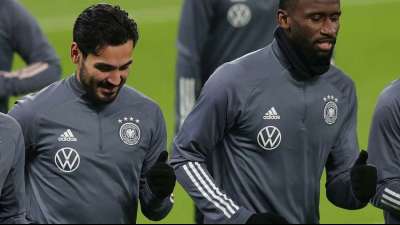 G&uuml;ndogan und R&uuml;diger bei Abschlusstraining dabei
