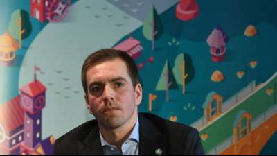 "M&auml;nnerfu&szlig;ball kann nicht alles abgreifen": Lahm kritisiert WM-Pl&auml;ne