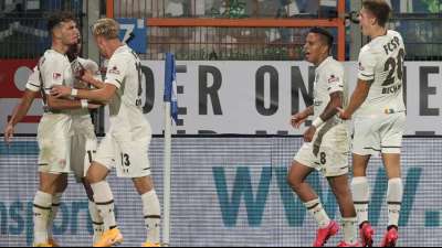 Drei Tore in f&uuml;nf Minuten: St. Pauli baut Tabellenf&uuml;hrung aus