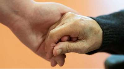 Bericht: Gr&uuml;ne wollen f&uuml;r pflegende Angeh&ouml;rige drei Monate bezahlte Auszeit