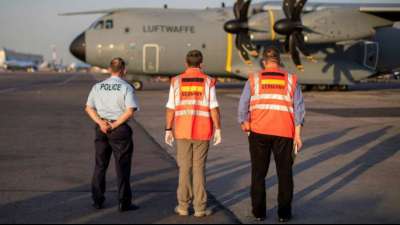 Bundeswehr bringt Hilfsg&uuml;ter zum Kabuler Flughafen