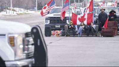 Erste Autofabriken in Nordamerika verringern wegen Trucker-Protesten Produktion