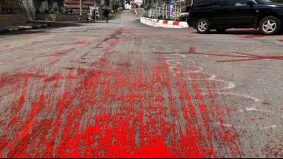 Demonstranten setzen mit roter Farbe Zeichen gegen Blutvergie&szlig;en in Myanmar