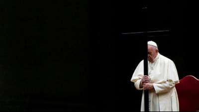 Kreuzwegprozession: Papst begeht allein auf leerem Petersplatz