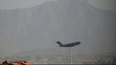 Noch 5400 Menschen hoffen auf Gel&auml;nde des Kabuler Flughafens auf Ausreise