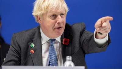 Premier Johnson reist im Flugzeug von COP26 in Glasgow zur&uuml;ck nach London