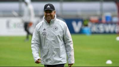 Erstes Training: Flick startet mit Rumpfkader