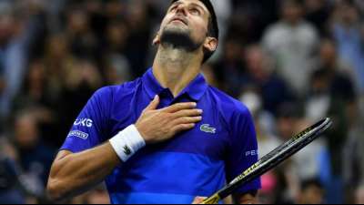 Djokovic mit Leistungssteigerung locker weiter