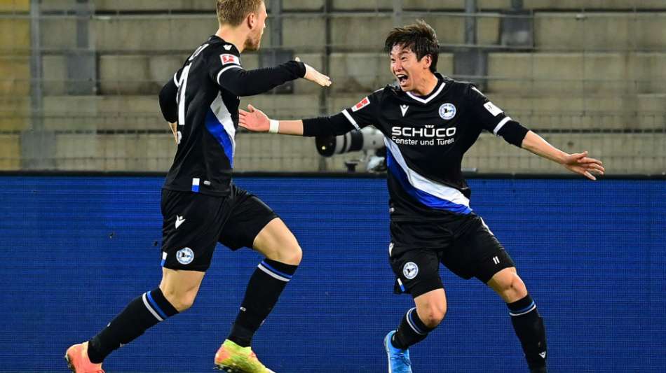 Fu&szlig;ball-Bundesliga: Dank Eigentor, Bielefeld auf Rang 14