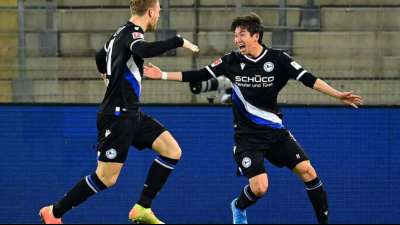 Fu&szlig;ball-Bundesliga: Dank Eigentor, Bielefeld auf Rang 14