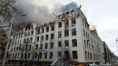 Russische Armee bombardiert Charkiw und meldet Einnahme von Hafenstadt Cherson