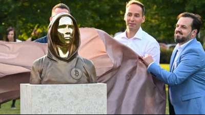 Statue des mysteriösen Bitcoin-Erfinders Satoshi Nakamoto in Budapest enthüllt
