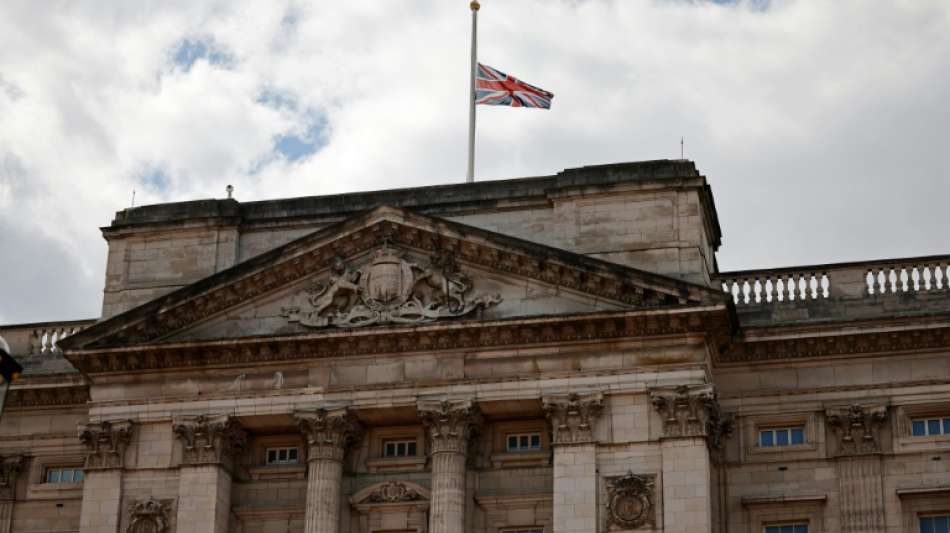 England: Salutsch&uuml;sse und Schweigen f&uuml;r Prinz Philip