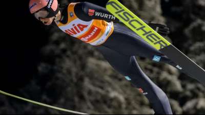 Skispringen: Geiger als Vierter weiter in Gelb - Kraft siegt