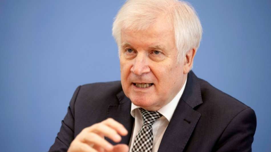 Seehofer: Testpflicht mit strengen Kontrollen und Bu&szlig;geldern durchsetzen