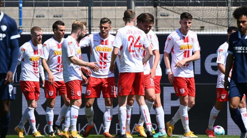 Regensburg verpasst Tabellenf&uuml;hrung - Paderborn gewinnt