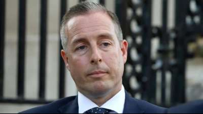 Nordirlands Regierungschef k&uuml;ndigt im Streit um Brexit-Regeln R&uuml;cktritt an