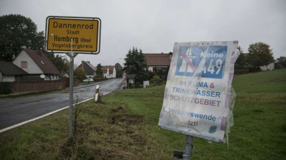 Polizei r&auml;umt Zeltlager gegen umstrittenen Autobahnausbau im hessischen Herrenwald