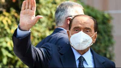 Berlusconi verbringt nach Sturz eine Nacht im Krankenhaus