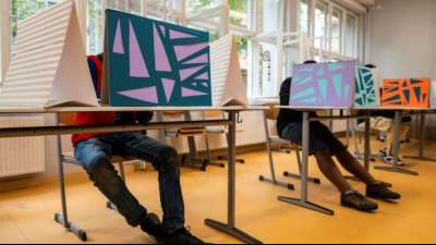 Lehrervertreter wollen Schulschlie&szlig;ungen wegen Omikron-Variante nicht ausschlie&szlig;en