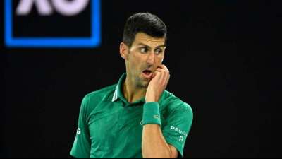 Djokovic trainiert - Beh&ouml;rden pr&uuml;fen alle seine Einreise-Angaben
