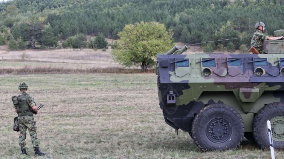 Serbien verlegt gepanzerte Fahrzeuge an Grenze zum Kosovo