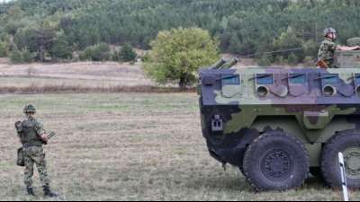 Serbien verlegt gepanzerte Fahrzeuge an Grenze zum Kosovo