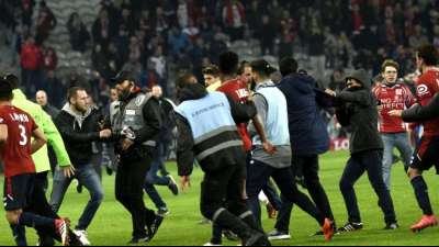Lille-Anh&auml;nger nach Platzsturm zu acht Monaten Haft verurteilt
