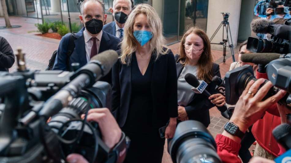 Ex-Bluttestunternehmerin Holmes verteidigt sich in Zeugenaussage in Betrugsprozess