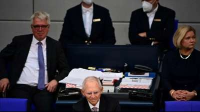 Sch&auml;uble betont Vorbildfunktion des Parlaments f&uuml;r gesellschaftliche Debatte