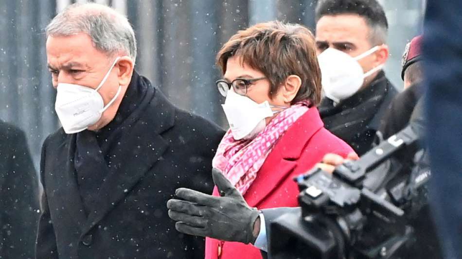 Kramp-Karrenbauer bezeichnet Treffen mit t&uuml;rkischem Kollegen als "gutes Signal"