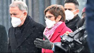 Kramp-Karrenbauer bezeichnet Treffen mit t&uuml;rkischem Kollegen als "gutes Signal"