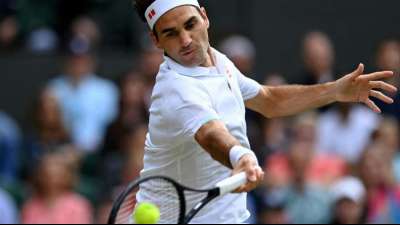 Federer versteigert Kleidung und Equipment