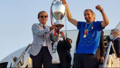 Azzurri bei Ankunft in Rom begeistert gefeiert