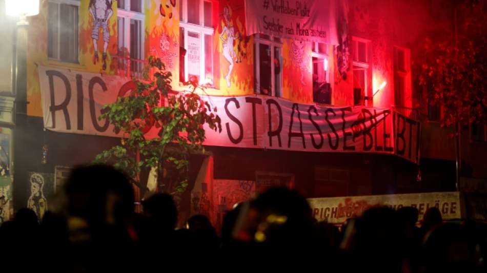 Unterst&uuml;tzer von besetztem Berliner Haus errichten brennende Barrikaden