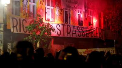 Unterst&uuml;tzer von besetztem Berliner Haus errichten brennende Barrikaden