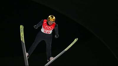 Skispringen: Geiger zur Halbzeit nur auf Rang 21 - Kobayashi f&uuml;hrt