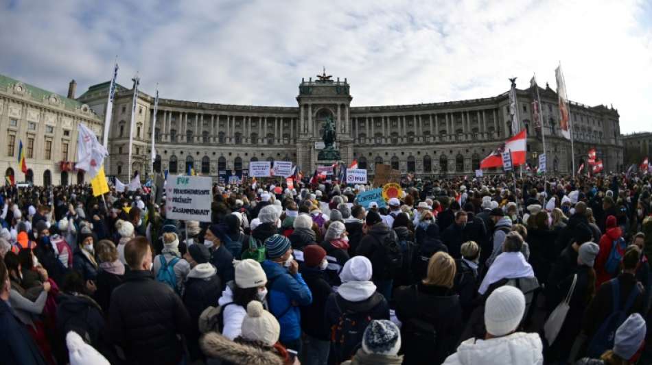 Tausende Menschen demonstrieren in Wien gegen Corona-Lockdown und Impfungen