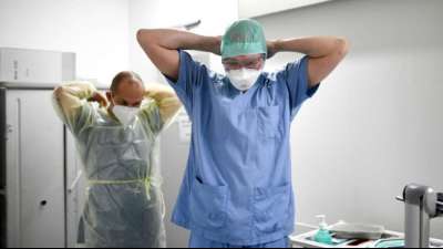 Expertenrat warnt vor "Belastung" von Kliniken durch Omikron