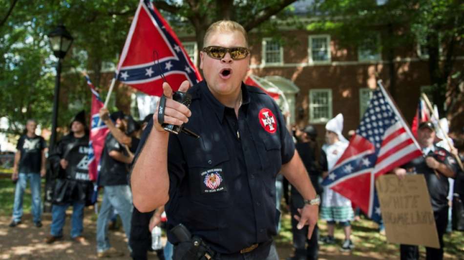 Statue von S&uuml;dstaaten-General Lee in Charlottesville wird abgebaut
