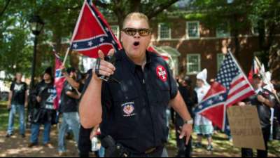 Statue von S&uuml;dstaaten-General Lee in Charlottesville wird abgebaut