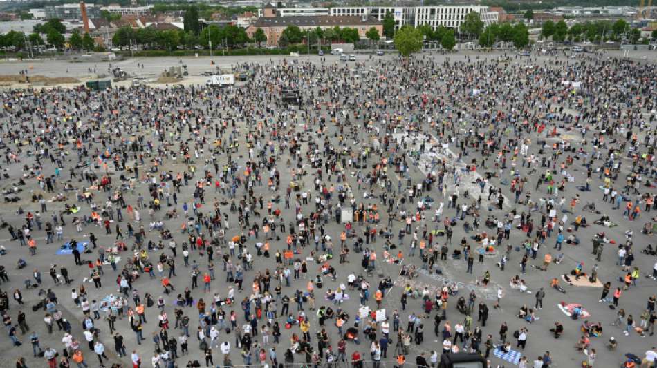 Quer durch Deutschland demonstrieren tausende Menschen gegen Corona-Auflagen