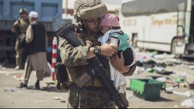 Bei Evakuierungen aus Afghanistan etwa 300 Kinder ohne Familien ausgeflogen